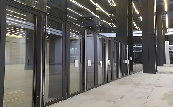 英吉沙玻璃地弹门